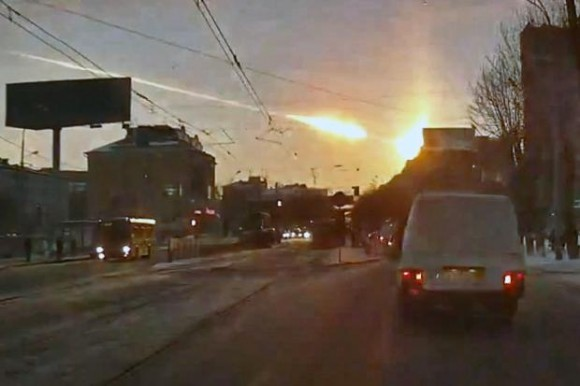 Рис. 71: Одна из вспышек челябинского метеора. Кадр из записи автомобильного видеорегистратора.