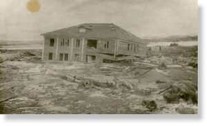 Разрушенный после Северо-Курильского цунами дом