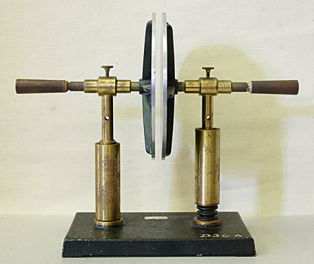 Рис. 10: Конденсатор 19-го века состоящий из 2-х параллельных пластин. Воздух между пластинами служит диэлектриком.