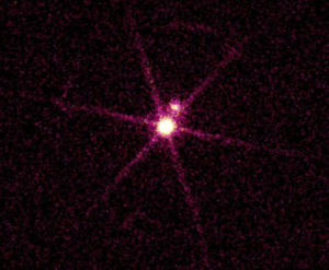 Рис. 37: Сириус — это двойная звезда. Сириус А имеет более высокую яркость. Звезда Сириус В более тусклая и находится настолько близко к Сириусу А, что была обнаружена только в 1862 году.