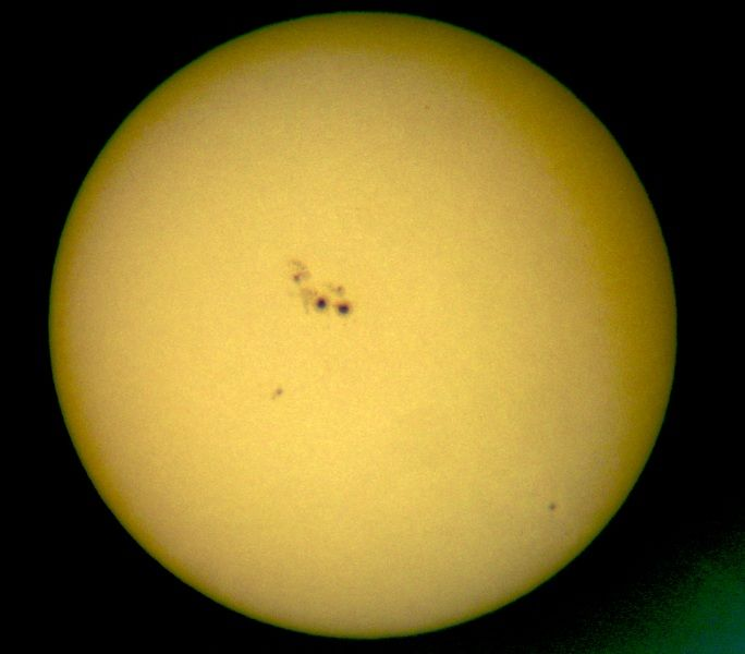 Рис. 32: Солнечные пятна 22 июня 2004 г. Солнечные пятна — это чёрные точки, расположенные в центре изображения.