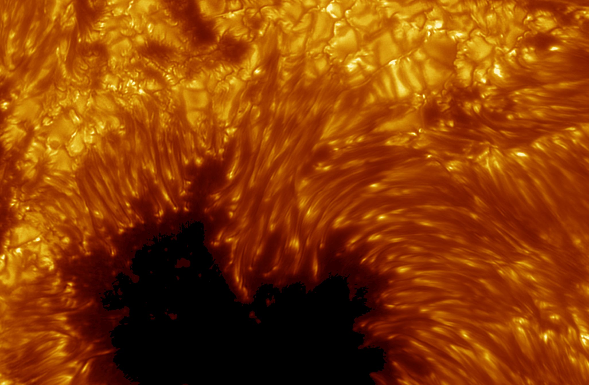 Рис. 27: Очертания солнечного пятна. Это самое четкое из когда-либо полученных изображений. Снимок был сделан в 2002 Шведским Солнечным Телескопом. 