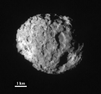ис. 54: Комета Wild 2 выглядит как астероид. Никакого льда, только каменная поверхность, испещренная кратерами. 