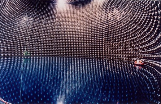 Рис. 49: Super-Kamiokande — нейтринный детектор, размещенный на глубине 1 км в шахте Камиока в пригороде Хидо, префектура Гифу, Япония. Сравните с размером резиновой лодки.