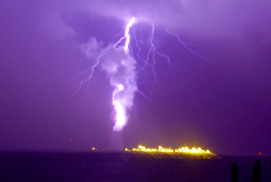 Рис 87: Удар молнии по башне охлаждения АЭС в Салеме (19 августа 2011 г.). 