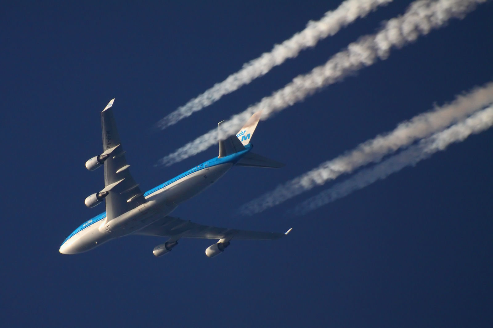 К чему снится самолет на земле. Инверсионный след Боинг 747. Самолет в воздухе. Пассажирский самолет в воздухе. Самолет в небе.