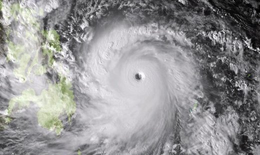 Рис. 135: Спутниковый снимок тайфуна Хайян.