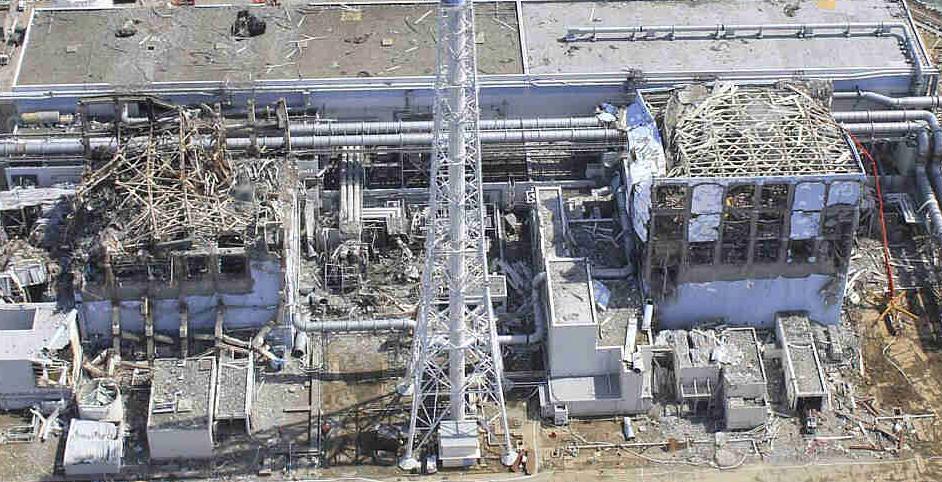 Рис. 212: Аэрофотоснимок разрушенных блоков 3 и 4 АЭС Фукусима. Фото сделано беспилотником 24 марта 2011 г. 