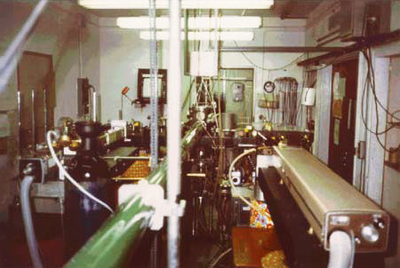 Рис. 220: Аспе провёл свой эксперимент в лаборатории Орса. Источник пар запутанных фотонов состоял из нескольких лазеров и потока атомов. Измерения были проведены после преодоления частицами шести метров в обоих направлениях.