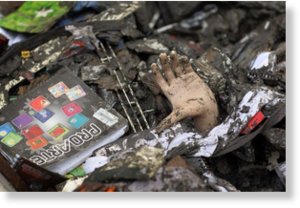 Рука манекена торчит среди мусора в Талькауано, Чили, после землетрясения и цунами 2010 года