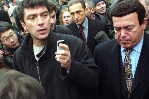 Немцов и Кобзон возле театрального центра на Дубровке, октябрь 2002
