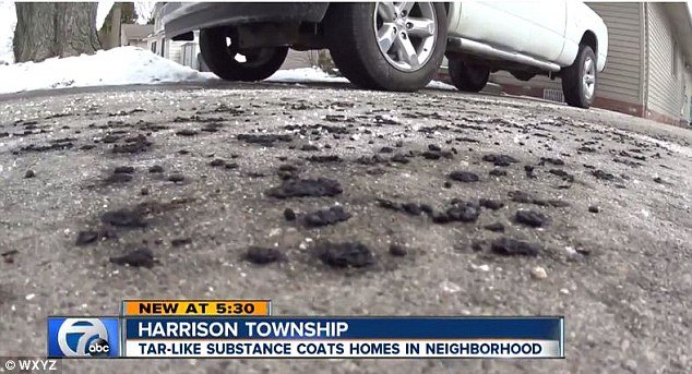 Чёрная, маслянистая субстанция появилась в воскресенье не менее чем на шести дорогах в городке Харрисон, штат Мичиган