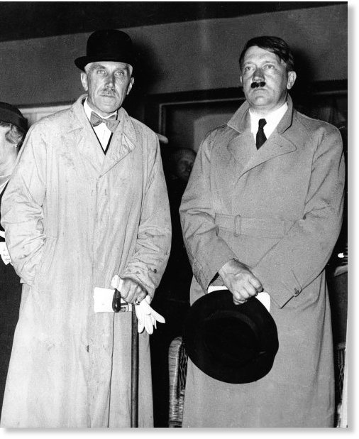 Франц фон Папен и Адольф Гитлер. 30 января 1933 года