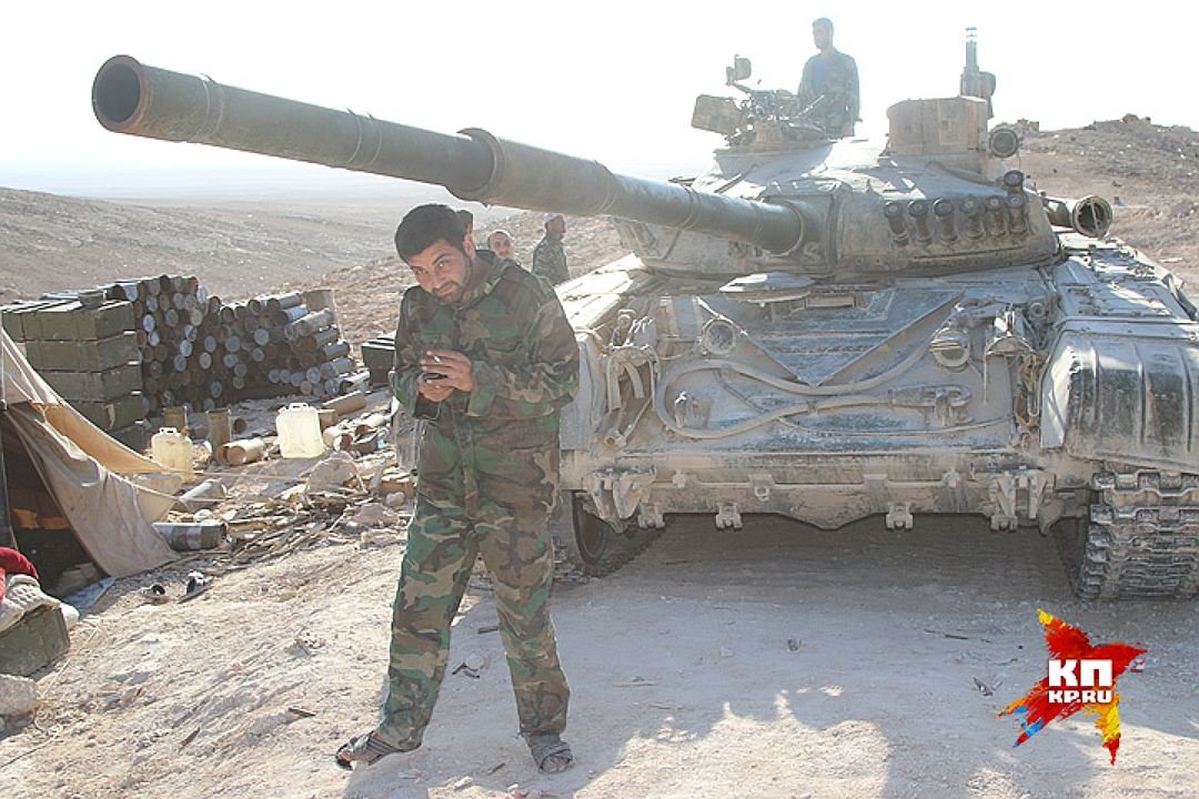 Танк сирийской армии на позициях близ Пальмиры