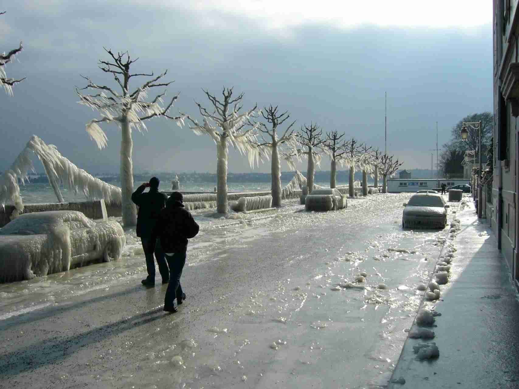 Ли холодная зима. Ледяной шторм Швейцария 2005. Обледенение в городе. Ледяной дождь. Ужасная зима.