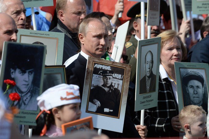 В прошлом году в акции принял участие президент России Владимир Путин, который нёс фото своего отца
