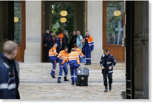 Французские медики у оперативного штаба помощи пострадавшим от удара молнии в парижском парке Монсо
