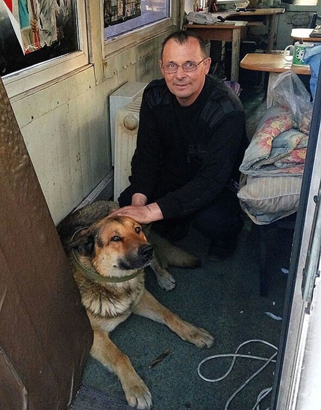 Рыжий с новым хозяином. ФОТО Камчатский приют для бездомных собак 