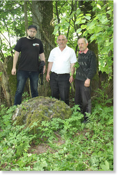 Участники поездки вместе с местным жителем возле камня, считавшегося «метеоритом»