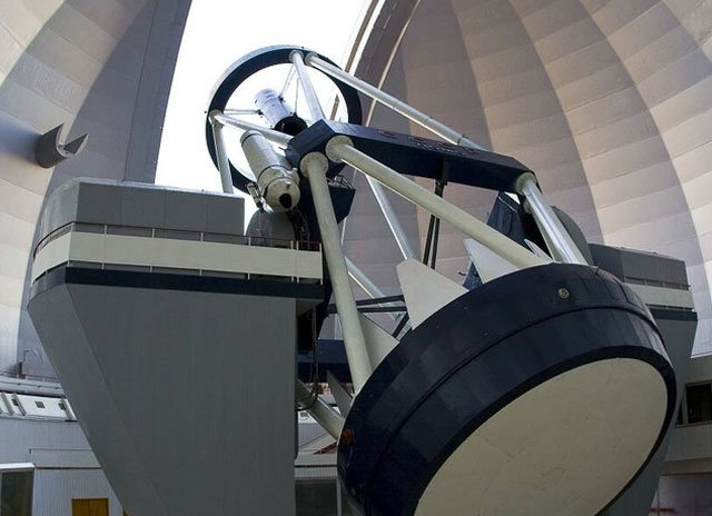 «Мы хотим построить новый телескоп с большим полем зрения и хорошим проницанием для решения и научных фундаментальных задач, и задач прикладных, типа контроля космического пространства, наблюдения за опасными околоземными объектами», - сообщает директор С