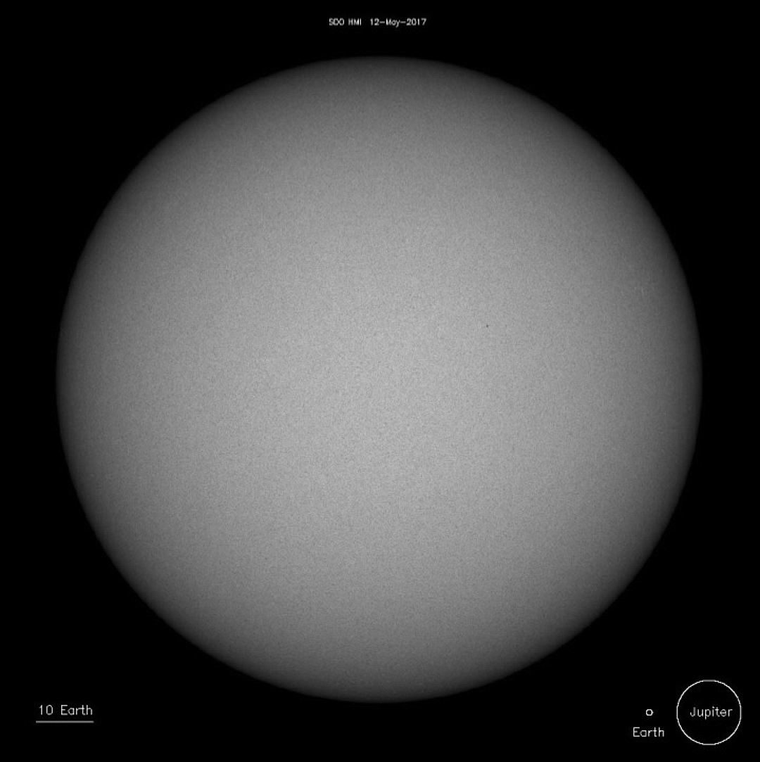 Солнце на снимке, сделанном обсерваторией SOHO 12 мая 2017 года. Пятен все еще нет.