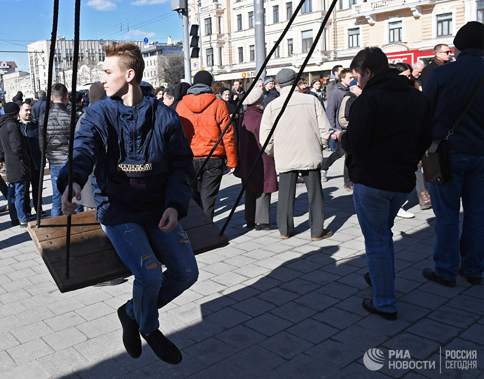 Участники несанкционированной акции на Триумфальной площади в Москве