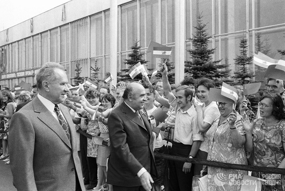 Жители Москвы приветствуют председателя Совета Министров СССР Алексея Косыгина и премьер-министра Ирана Амир Аббаса Ховейды
