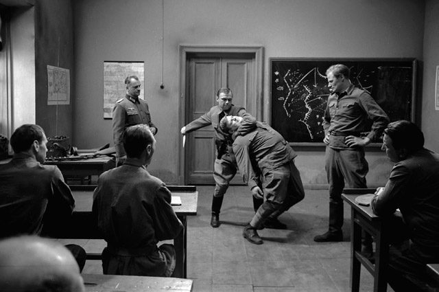 Подготовка военнопленных в немецкой разведшколе «Сатурн» для диверсий в тылу Красной армии. Сцена из фильма «Путь в Сатурн».