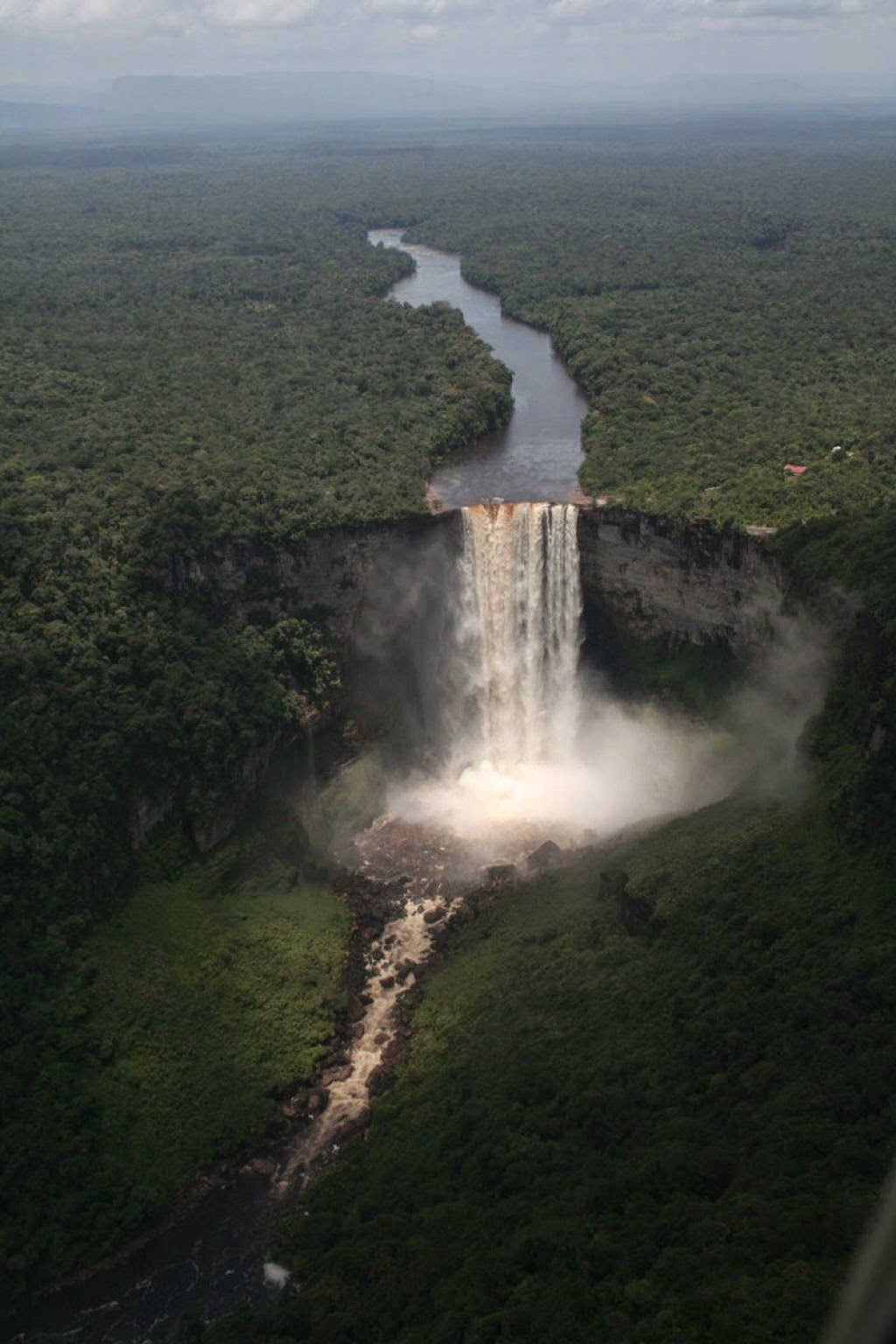 Широкий водопад в южной америке. Кайетур, Гайана. Национальный парк Кайетур Гайана. Водопад Кайетур. Водопад Анхель Венесуэла.