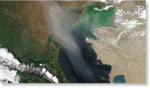 Пыльная буря над Каспийским морем. Именно такие явления способствуют переносу вирусов на максимальные расстояния.