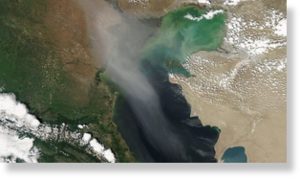 Пыльная буря над Каспийским морем. Именно такие явления способствуют переносу вирусов на максимальные расстояния.