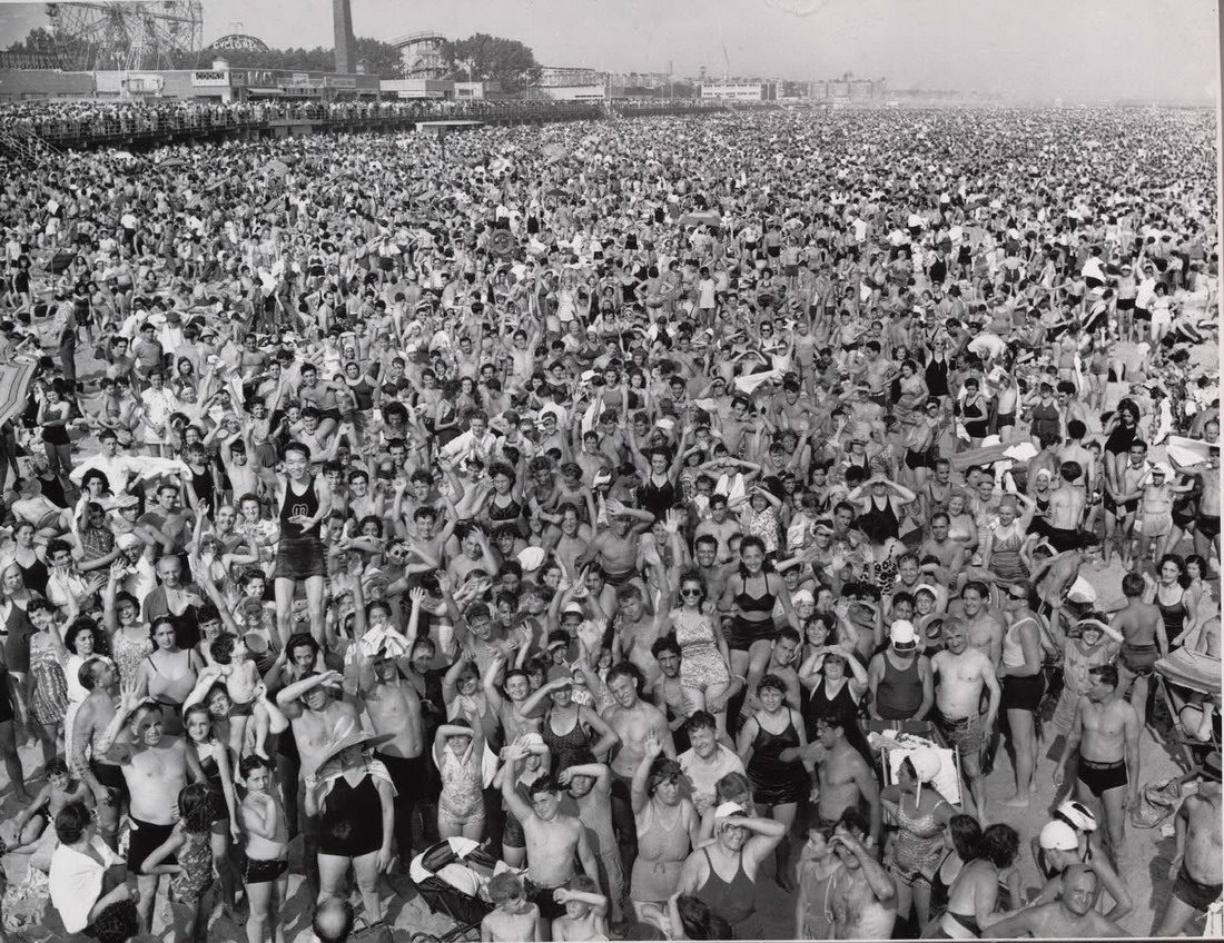Нажмите, чтобы увеличить Coney Island Beach during the hot summer of 1940 July heatwave, 1940 weegee