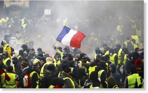На фото: столкновения в Париже между полицией и «желтыми жилетами»