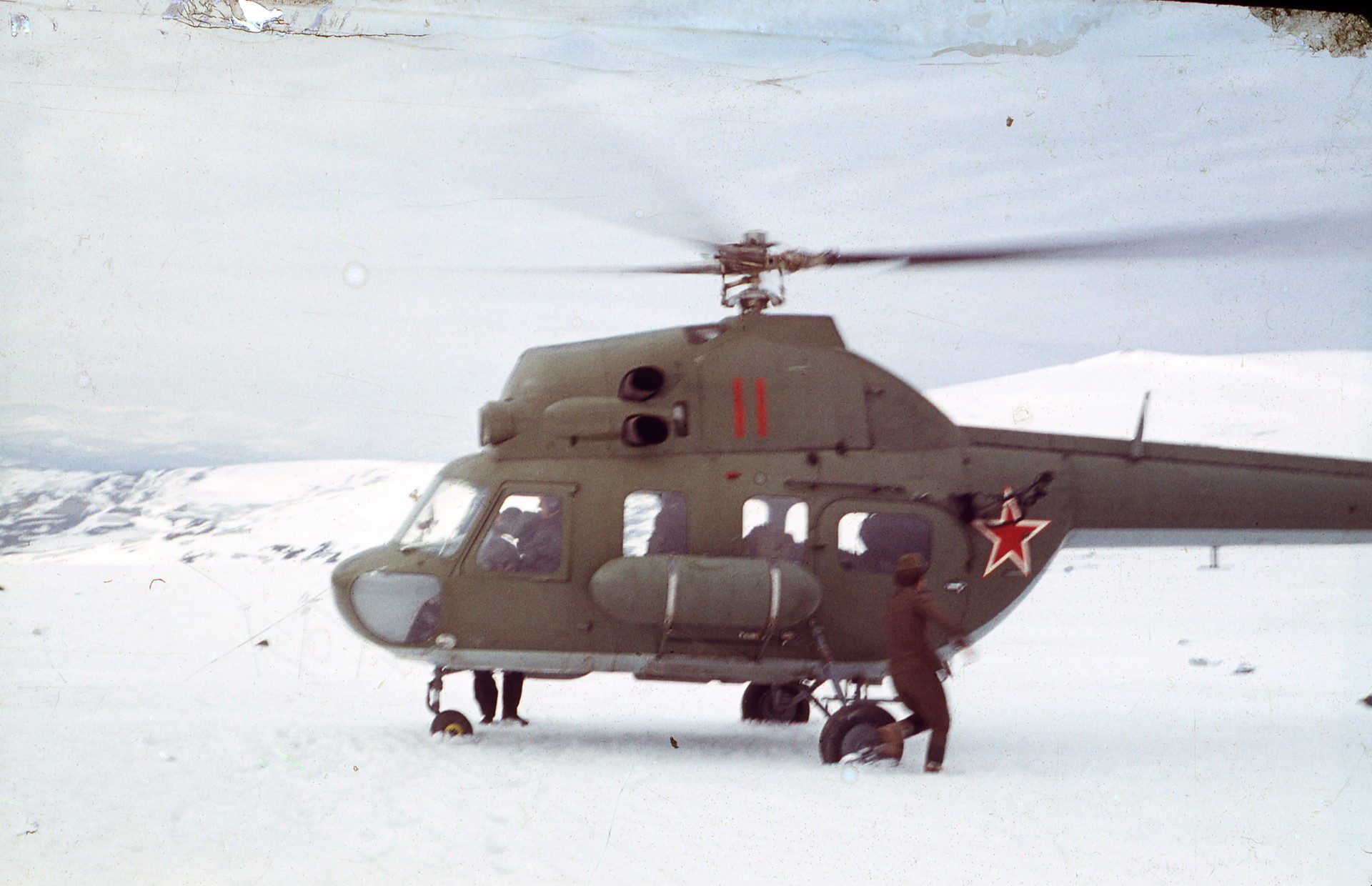 Военный вертолёт на месте поисков тургруппы
