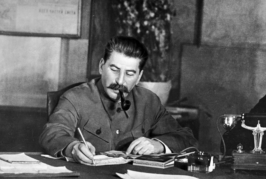 Иосиф Сталин в своем рабочем кабинете
