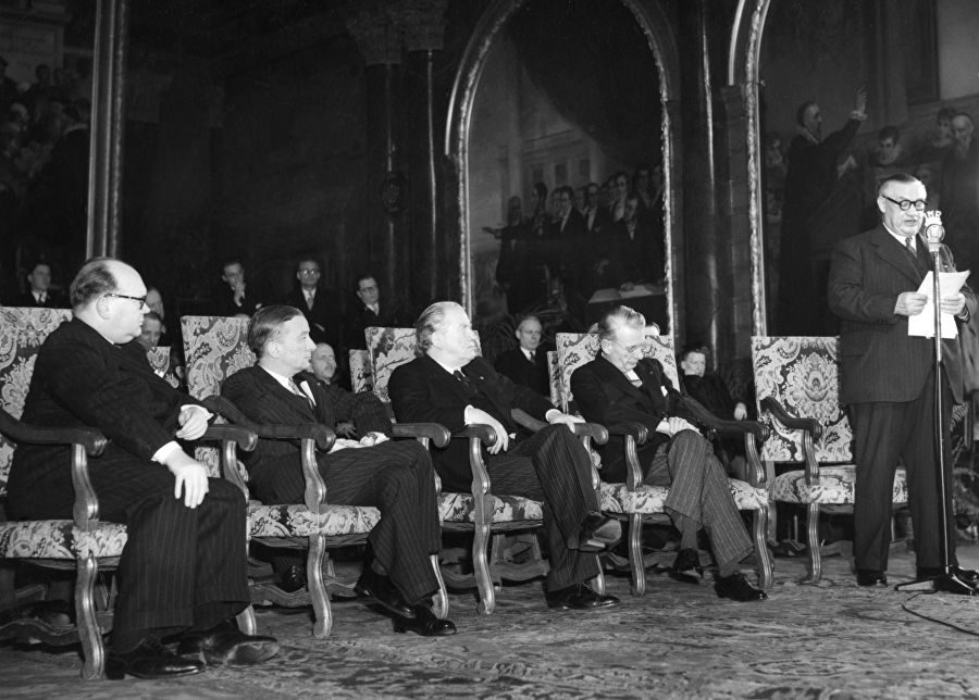 Министр иностранных дел Великобритании Эрнест Бевин выступает на церемонии подписания Брюссельского пакта. 1948 год