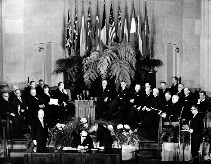 Церемония подписания Североатлантического договора в Вашингтоне. 4 апреля 1949 года