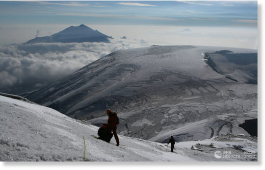 Виды Камчатки. Справа — вулкан Плоский Толбачик и часть его кратера, на заднем плане — сопка Большая Удина