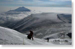Виды Камчатки. Справа — вулкан Плоский Толбачик и часть его кратера, на заднем плане — сопка Большая Удина
