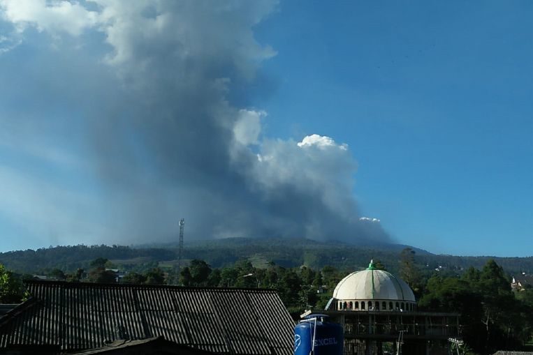 The disaster mitigation agency said the tourism spot had been closed and the alert status of the volcano was being evaluated.