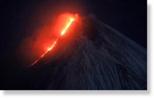 Извержение вулкана Ключевской на Камчатке