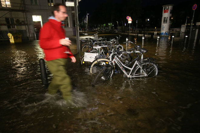Северная Германия пострадала от наводнений после сильного шторма
