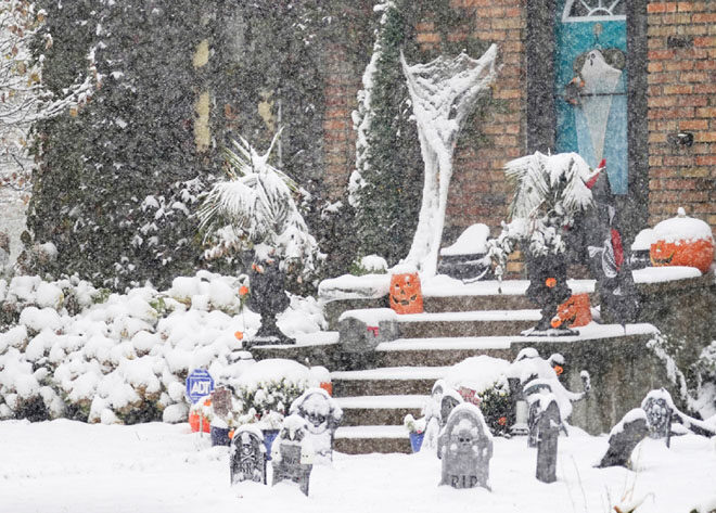 На США обрушились рекордно ранние снегопады, вызвав аварии и сбои в подаче электричества