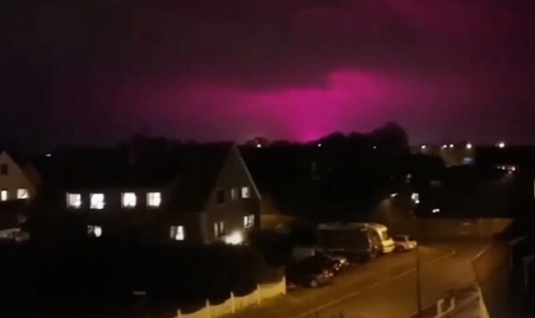 Странное фиолетовое свечение наблюдали в небе над Швецией