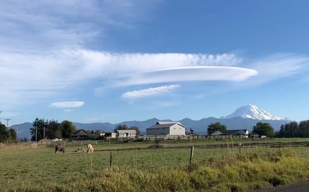 Странное облако наблюдали над горой Рейнир, Вашингтон, США