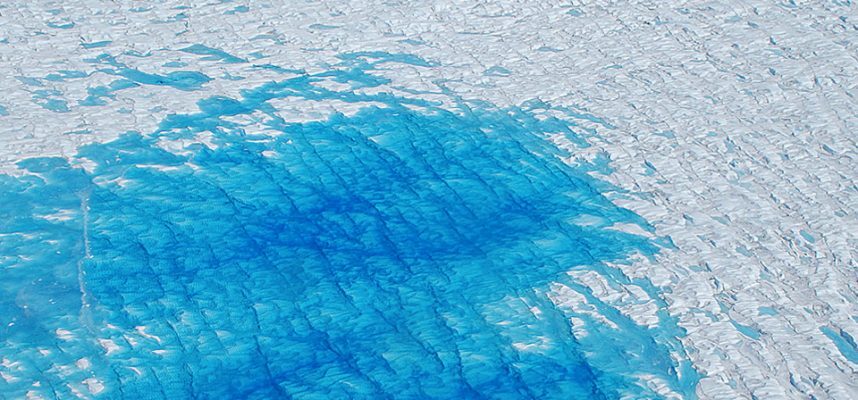 Пруд с талой водой на ледяном покрове Гренландии