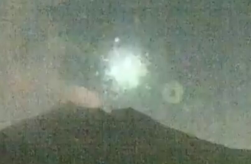 Метеорит взорвался над вулканом Сакурадзима в Японии