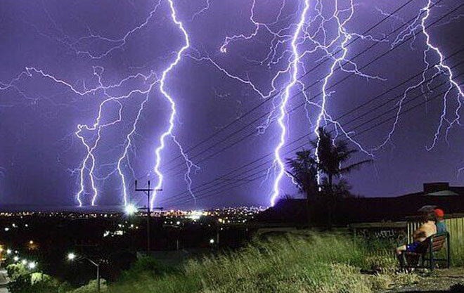 Во время штормов в Южной Австралии зафиксировали 300 тыс. ударов молний