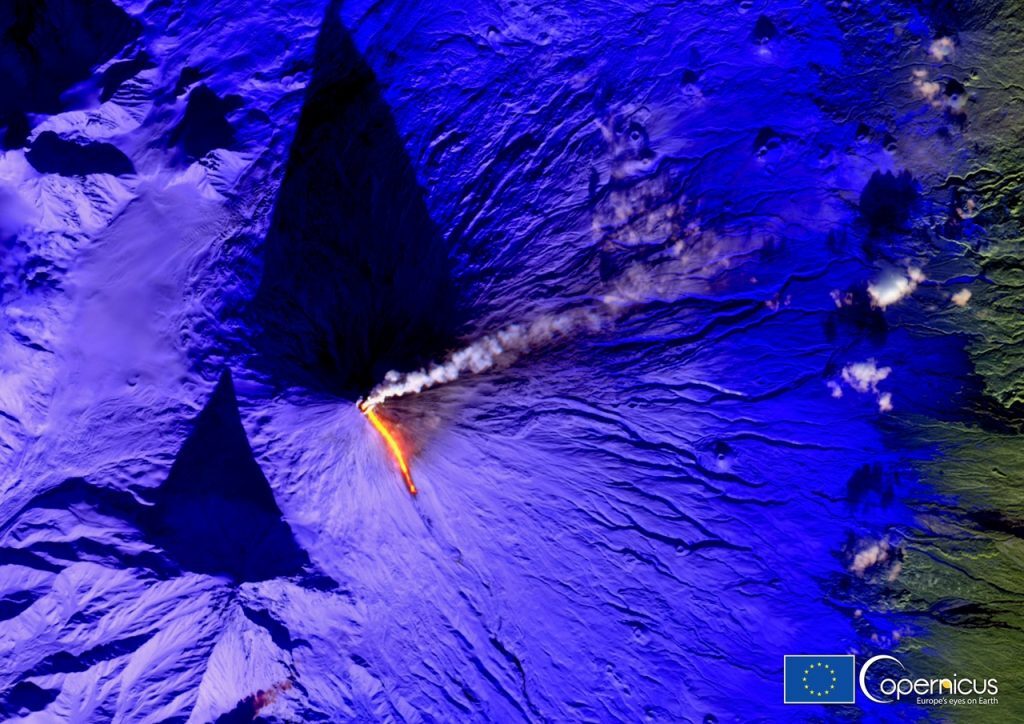 На Камчатке продолжается интенсивное извержение вулкана Ключевская сопка