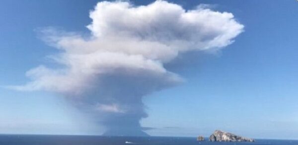 Серия мощных взрывов произошла на вулкане Стромболи, Италия